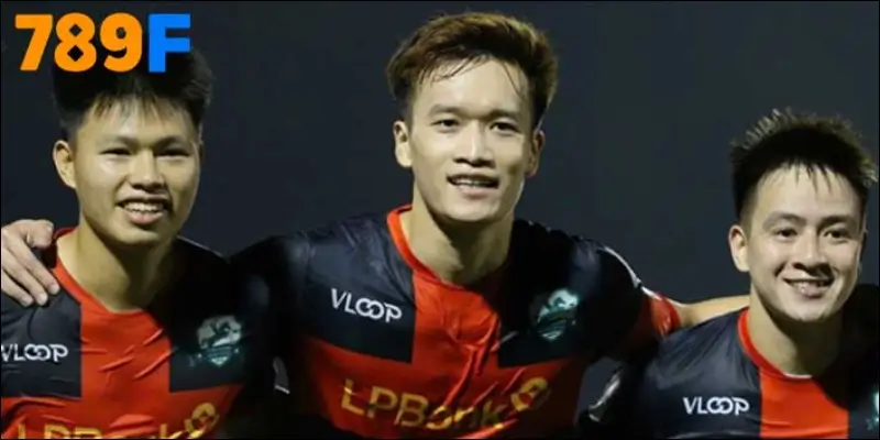 Cầu thủ Hoàng Đức (ở giữa) – “ngòi nổ” khiến cả V-League phải dè chừng